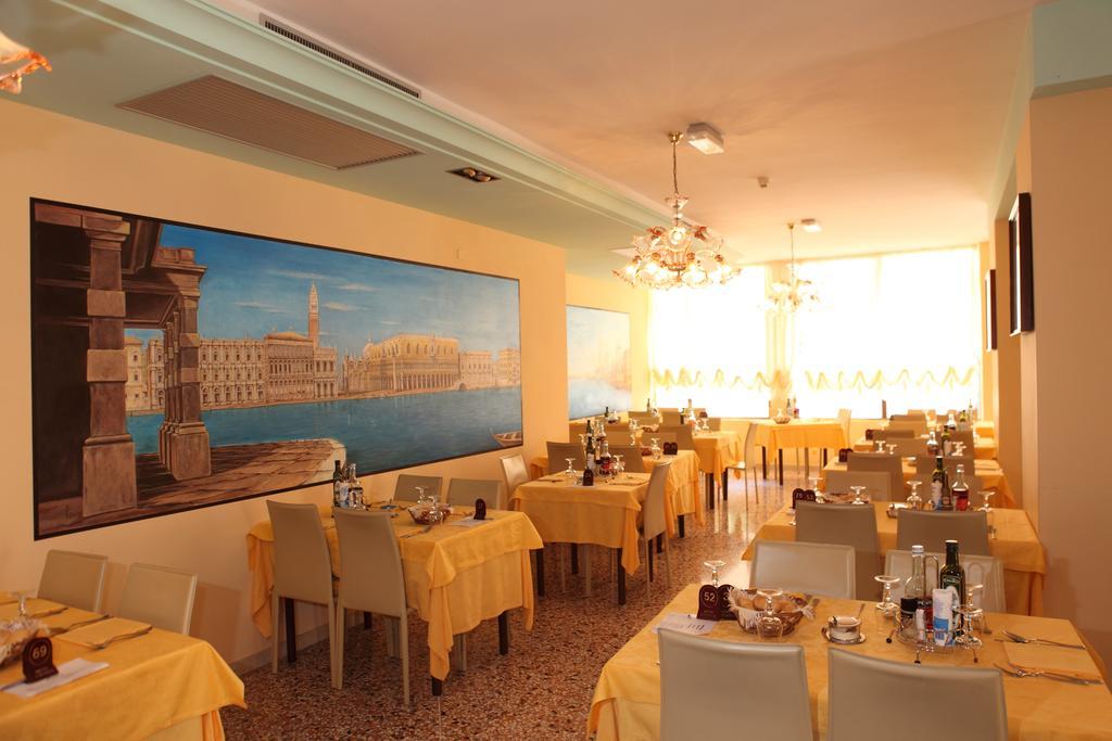 Hotel Vienna Caorle Esterno foto